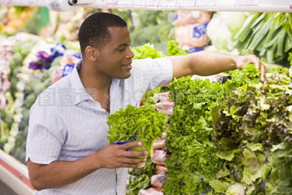 農(nóng)產(chǎn)品區(qū)購(gòu)物的男子 健康生活的日常縮影